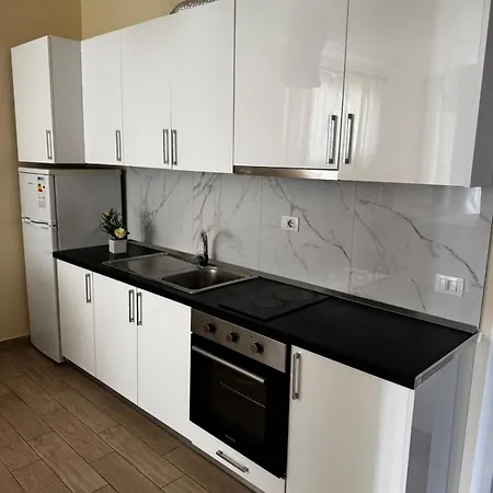 מלון Inis Apartamans -50 M From