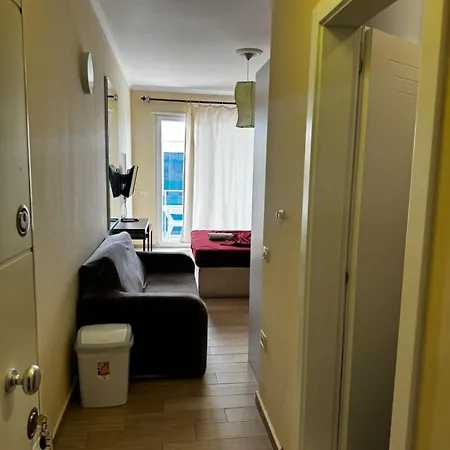 Inis Apartamans -50 M From 4*
