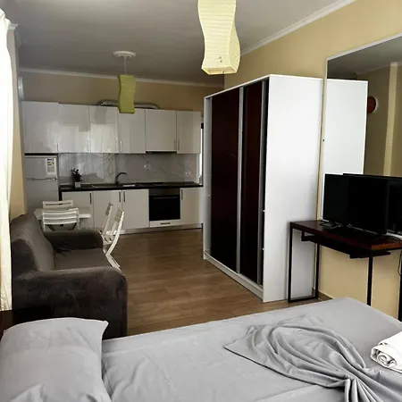 מלון Inis Apartamans -50 M From