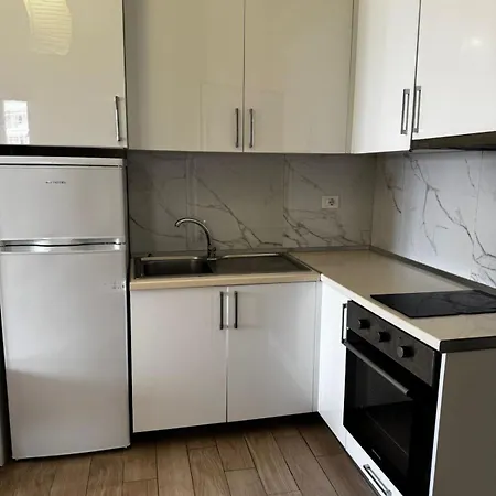 Inis Apartamans -50 M From 4*